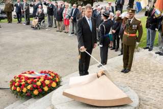 Visite d’État au Luxembourg du président de la Roumanie, Klaus Iohannis 
et de son épouse Carmen Iohannis 
du 6 au 7 juin 2016, Monument national de la solidarité luxembourgeoise - Ranimation de la flamme (roulement de tambours)