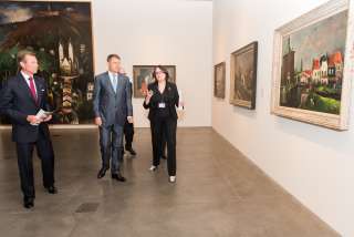 Visite d’État au Luxembourg du président de la Roumanie, Klaus Iohannis et de son épouse Carmen Iohannis du 6 au 7 juin 2016, (de g. à dr.) S.A.R. le Grand-Duc; Guy Arendt, secrétaire d’État à la Culture; Klaus Iohannis, président de la Roumanie; guide;