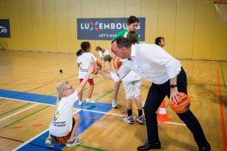 Georges Engel, ministre des Sports, visite l'atelier "Basketball"