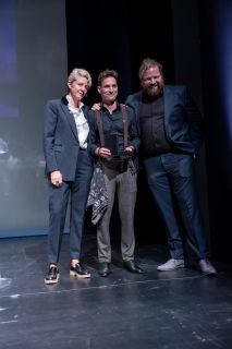 Timo Wagner reçoit le Theaterpräis – Nowuesstalent de Nora Koenig et Sascha Dahm.
