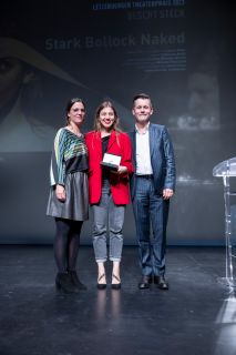 Larisa Faber reçoit le Theaterpräis – Bescht Stéck de Tom Leick-Burns et Catherine Elsen pour la production Stark Bollock Naked.
