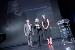 Marja-Leena Junker reçoit le Nationalen Theaterpräis de Sam Tanson et Claude Mangen.
