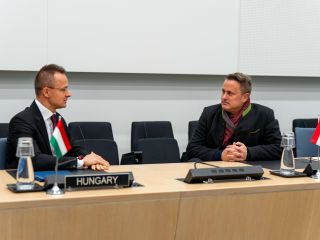 (de g. à dr.) Péter Szijjártó, ministre des Affaires étrangères et du Commerce de la Hongrie ; Xavier Bettel, ministre des Affaires étrangères et européennes, de la Coopération et du Commerce extérieur  