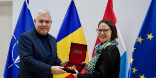(de g. à dr.) Angel Tîlvăr, ministre de la Défense nationale de la Roumanie ; Yuriko Backes, ministre de la Défense