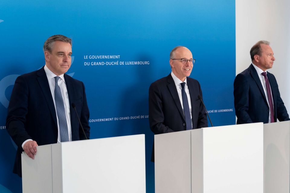 (v.l.n.r.) Claude Meisch, Minister fir Wunnengsbau a Landesplanung; Luc Frieden, Premierminister; Gilles Roth, Finanzminister