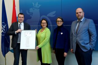 (l. to r.) Claude Strasser, Managing Director of POST Luxembourg; Yuriko Backes, Minister of Defence; Isabelle Faber, Director of HR, PR & CSR at POST Luxembourg; Claude Balthasar, Head of Heritage & POST Philately