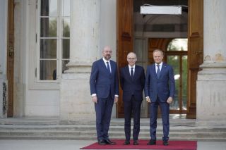 (de g. à dr.) Charles Michel, président du Conseil européen ; Luc Frieden, Premier ministre ; Donald Tusk, Premier ministre de la Pologne