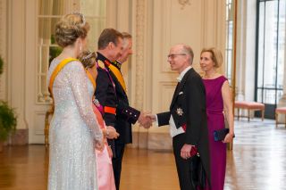 (de g. à dr.) S.M. la reine des Belges ; S.A.R. la Grande-Duchesse ; S.A.R. le Grand-Duc ; S.M. le roi des Belges ; Luc Frieden, Premier ministre ; Marjolijne Frieden, épouse de Luc Frieden