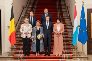 (devant, de g. à dr.) Eliane Tillieux, présidente de la Chambre des représentants de Belgique ; S.A.R. la Grande-Duchesse ; S.A.R. le Grand-Duc ; Stéphanie d’Hose, présidente du Sénat