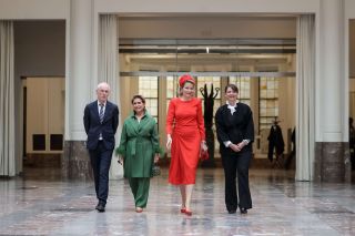 (v. l. n. r.) Christophe Slagmuylder, CEO und künstlerischer Leiter von Bozar; HRH die Großherzogin; HM die Königin der Belgier; Isabelle Mazzara, Präsidentin des Verwaltungsrates von Bozar