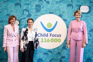 (v.l.n.r.) Heidi De Pauw, CEO von Child Focus Belgien; I.K.H. die Großherzogin; I.M. die Königin der Belgier