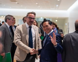 (de g. à dr.) Xavier Bettel, minister for Foreign Affairs and Foreign Trade, minister for Development Cooperation and Humanitarian Affairs ; Bui Thanh Son, minister for Foreign Affairs Vietnam