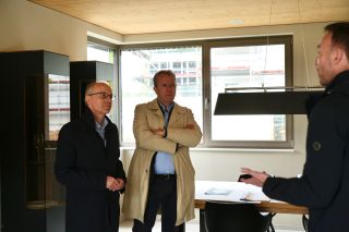 (de g. à dr.) Luc Frieden, Premier ministre; Félix Eischen, Bourgmestre de la Commune de Kehlen; Guy Entringer, Directeur SNHBM