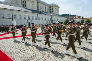 Défilé de la garde d'honneur devant le couple grand-ducal et devant le couple présidentiel au Palais présidentiel à Varsovie