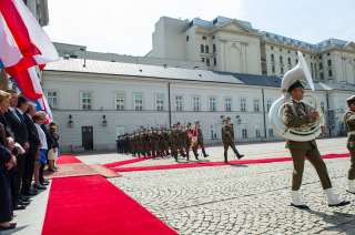 Défilé de la garde d'honneur devant le couple grand-ducal et devant le couple présidentiel au Palais présidentiel à Varsovie