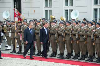 Salut au drapeau de la Garde d'honneur, revue des troupes, salutation des soldats avec les mots "Czolem zolnierze!'". (de g. à dr.) Bronislaw Komorowski, président de la république de Pologne; S.A.R. le Grand-Duc