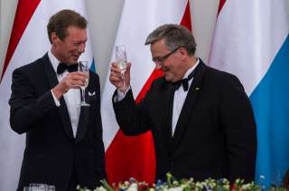 (de g. à dr.) S.A.R. le Grand-Duc et Bronislaw Komorowski, président de la république de Pologne lors du dîner de gala au Palais présidentiel