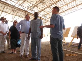  Visite des locaux du CRTS de OUaga, Schneider entour� du ministre de la sant� (droite) et du Directeur du CRTS