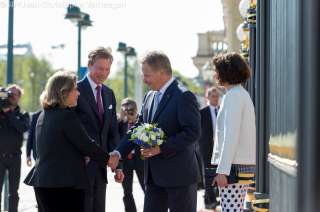  Visite d’État de LL.AA.RR. le Grand-Duc et la Grande-Duchesse en république de Finlande du 10 au 12 mai 2016, Cérémonie d'accueil officiel - Remise d'un bouquet de fleurs à S.A.R. la Grande-Duchesse