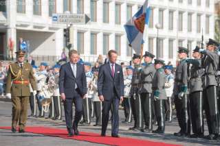 Palais presidentiel Helsinki - Accueil officiel - Honneurs militaires - Salut au drapeau de la Garde d'honneur - Revue des troupes