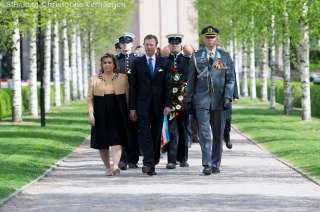  Visite d’État de LL.AA.RR. le Grand-Duc et la Grande-Duchesse en république de Finlande du 10 au 12 mai 2016, Cérémonie au cimetière d'Hietaniemi - Cortège vers la Croix des héros