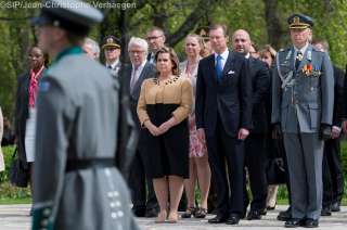  Visite d’État de LL.AA.RR. le Grand-Duc et la Grande-Duchesse en république de Finlande du 10 au 12 mai 2016, Cérémonie au cimetière d'Hietaniemi - Cortège vers la Croix des héros