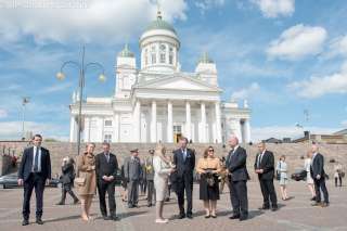 Promenade à pied dans la ville d'Helsinki de LL.AA.RR. le Grand-Duc et la Grande-Duchesse et la délégation luxembourgeoise