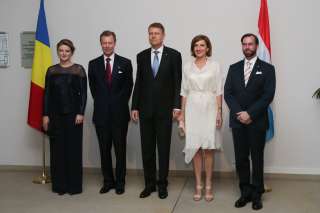 Visite d'État au Luxembourg du président de la Roumanie, Klaus Iohannis et de son épouse Carmen Iohannis, du 7 juin 2016, (de g. à dr.) S.A.R. la Grande-Duchesse héritière; S.A.R. le Grand-Duc; Klaus Iohannis, président de la Roumanie; Carmen Iohannis; S.A.R. le Grand-Duc héritier