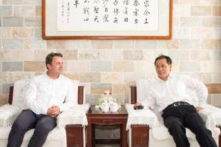 (de g. à dr.): Xavier Bettel, Premier ministre, ministre d'État; Li Jinzao, président de l'administration nationale chinoise du tourisme (CNTA)