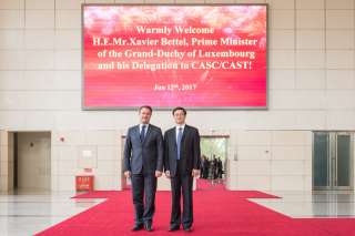 Visite officielle du Premier ministre, ministre d’État, Xavier Bettel, en république populaire de Chine (11-14.06.2017)
, (de g. à dr.) Xavier Bettel, Premier ministre, ministre d'État; Wu Yansheng, président de la China Aerospace Science and Technology Corporation (CASC)