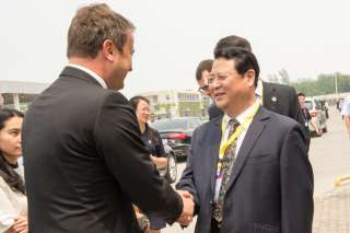 Visite officielle du Premier ministre, ministre d’État, Xavier Bettel, en république populaire de Chine (11-14.06.2017), (de g. à dr.) Xavier Bettel, Premier ministre, ministre d'État; Yang Xianbo, président du conseil d'administration de l'aéroport international de Zhengzhou