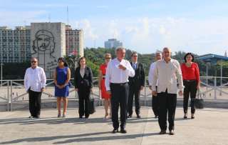 Jean Asselborn lors de la dépose d'une gerbe à l’occasion d’une cérémonie commémorative devant le monument du héros national cubain José Marti
