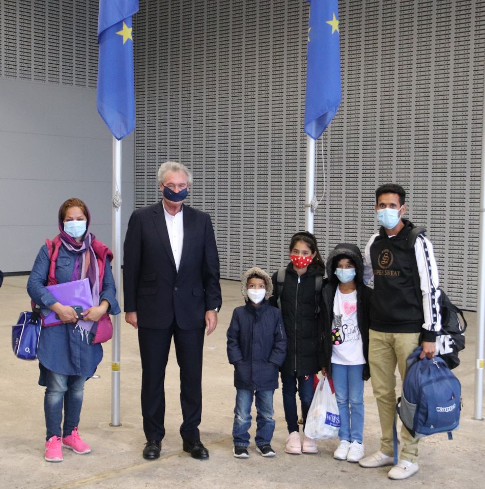 Jean Asselborn, ministre de l'Immigration et de l'Asile, entouré par les parents ainsi que leurs trois enfants