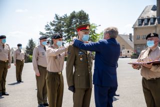 Remise d'une médaille à Général Steve Thull, chef d’état-major de l’Armée