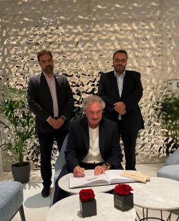 Jean Asselborn signe le livre d'or du Pavillon luxembourgeois, en présence du directeur du Pavillon, Daniel Sahr, et du directeur adjoint, Marc Siuda