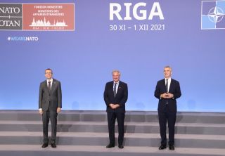 (de g. à dr.) Edgars Rinkēvičs, ministre des Affaires étrangères de la Lettonie ; Jean Asselborn, ministre des Affaires étrangères et européennes ; Jens Stoltenberg, Secrétaire général de l'OTAN