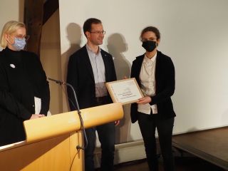 (de g. à dr.) Josée Hansen, ministère de la Culture ; Claude Kremer, président du jury ; Eline Klaassen, lauréate