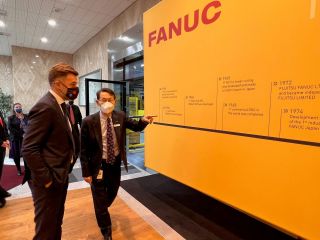 (l. to r.) Franz Fayot, Minister of the Economy ; Shinichi Tanzawa, CEO and president of Fanuc Europe Corporation 