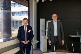 (de g. à dr.) Franz Fayot, ministre de l’Économie ; Bernd Montag, CEO de Siemens Healthineers
