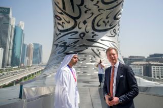 S.A.R. le Grand-Duc avec Majed Almansoori, CEO Dubai Future Fondation, devant le  Musée du futur