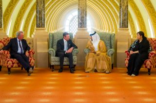 (de g. à dr.) Jean Asselborn, ministre des Affaires étrangères et européennes ; S.A.R. le Grand-Duc ; cheikh Dr. Sultan bin Mohammed al-Qasimi, émir adjoint de Sharjah ; Manal Ataya, directeur général du Musée de la civilisation islamique à Sharjah