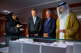 (de g. à dr.) n.c., conservatrice du musée ; S.A.R. le Grand-Duc ; Jean Asselborn, ministre des Affaires étrangères et européennes ; cheikh Dr. Sultan bin Mohammed al-Qasimi, émir adjoint de Sharjah