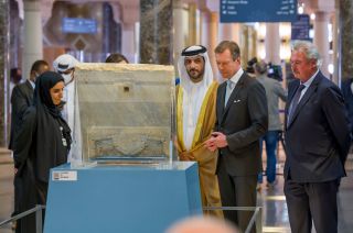 (de g. à dr.) n.c., conservatrice du musée ; cheikh Dr. Sultan bin Mohammed al-Qasimi, émir adjoint de Sharjah ; S.A.R. le Grand-Duc ; Jean Asselborn, ministre des Affaires étrangères et européennes