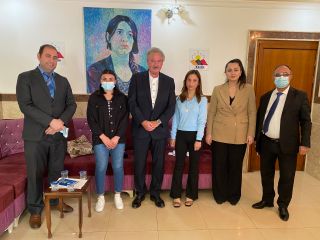 Jean Asselborn, ministre des Affaires étrangères et européennes du Luxembourg, avec des survivantes de la communauté des Yézidis et des représentants de l’ONG Yazda