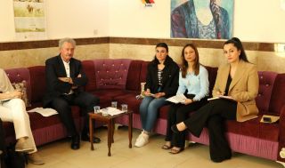Jean Asselborn, ministre des Affaires étrangères et européennes du Luxembourg, avec des survivantes de la communauté des Yézidis et des représentantes de l’ONG Yazda