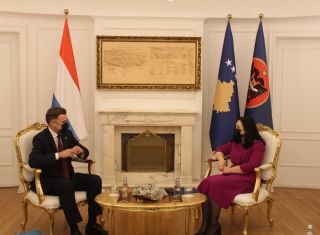 (de g. à dr.) Franz Fayot, ministre de la Coopération et de l'Action humanitaire; Vjosa Osmani, présidente de la république du Kosovo