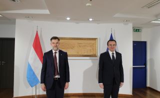 (de g. à dr.) Franz Fayot, ministre de la Coopération et de l'Action humanitaire ; Albin Kurti, Premier ministre du Kosovo