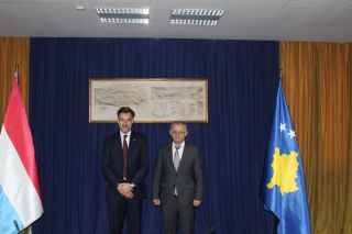 (de g. à dr.) Franz Fayot, ministre de la Coopération et de l'Action humanitaire ; Besnik Bislimi, vice-Premier ministre chargé de l'intégration européenne, du développement et du dialogue du Kosovo