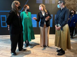 (de g. à dr.) Tina Gillen, artiste ; Bettina Steinbrügge, directrice du Mudam ; S.A.R. la Grande-Duchesse héritière ; Sam Tanson, ministre de la Culture