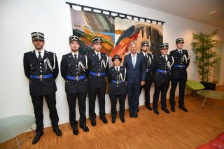 Les six membres du cadre policier avec Antoine de Groote (premier à gauche), premier commissaire principal et le ministre de la Sécurité intérieure Henri Kox